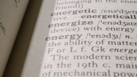 Nahaufnahme-Auf-Der-Seite-Des-Wörterbuchs-Mit-Der-Definition-Des-Wortes-Energie