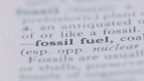 Nahaufnahme-Auf-Seite-Des-Wörterbuchs-Mit-Definition-Des-Wortes-Fossiler-Brennstoff