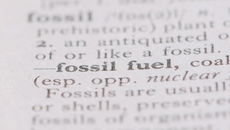 Nahaufnahme-Auf-Der-Seite-Des-Wörterbuchs-Mit-Der-Definition-Des-Wortes-Fossiler-Brennstoff-1