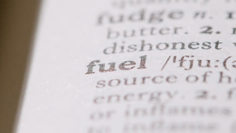 Primer-Plano-En-La-Página-Del-Diccionario-Con-La-Definición-De-La-Palabra-Combustible-1