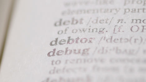 Nahaufnahme-Auf-Seite-Des-Wörterbuchs-Mit-Definition-Des-Wortes-Schuldner