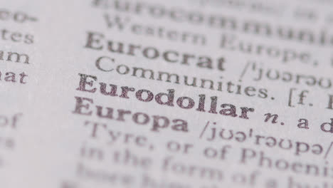 Nahaufnahme-Auf-Seite-Des-Wörterbuchs-Mit-Definition-Des-Wortes-Eurodollar