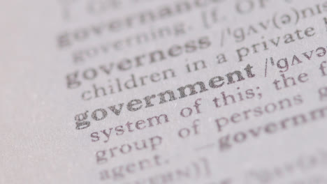 Nahaufnahme-Auf-Seite-Des-Wörterbuchs-Mit-Definition-Des-Wortes-Regierung
