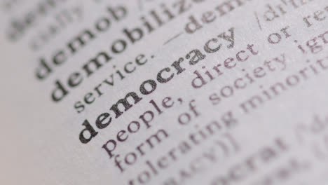 Nahaufnahme-Auf-Seite-Des-Wörterbuchs-Mit-Definition-Des-Wortes-Demokratie