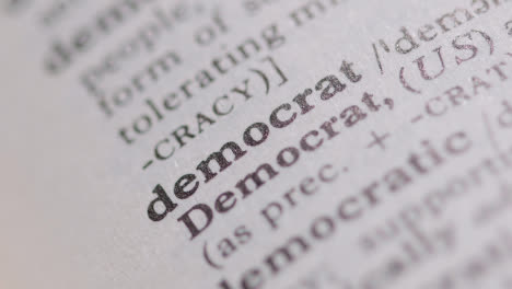 Nahaufnahme-Auf-Seite-Des-Wörterbuchs-Mit-Definition-Des-Wortes-Demokrat