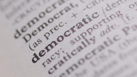 Nahaufnahme-Auf-Seite-Des-Wörterbuchs-Mit-Definition-Des-Wortes-Demokratisch