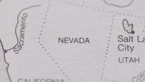 Primer-Plano-En-La-Página-Del-Atlas-O-Enciclopedia-Con-Mapa-De-Estados-Unidos-Que-Muestra-Los-Estados-De-Nevada-Y-Utah