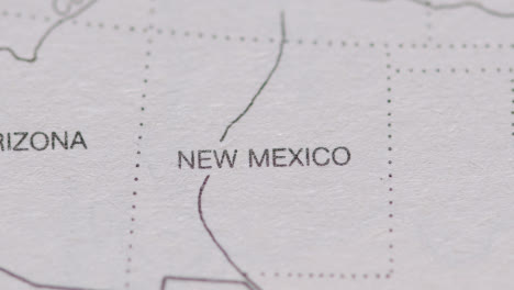Nahaufnahme-Auf-Seite-Des-Atlas-Oder-Der-Enzyklopädie-Mit-Usa-karte,-Die-Staaten-Von-Arizona-Und-New-Mexico-1-Zeigt
