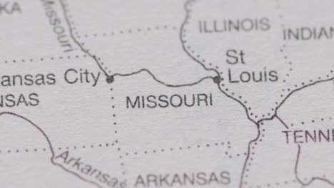 Nahaufnahme-Auf-Seite-Des-Atlas-Oder-Der-Enzyklopädie-Mit-Usa-karte,-Die-Den-Bundesstaat-Missouri-Zeigt