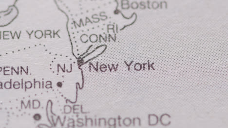 Nahaufnahme-Auf-Seite-Des-Atlas-Oder-Der-Enzyklopädie-Mit-Usa-karte,-Die-Den-Bundesstaat-New-Jersey-Und-Die-Stadt-New-York-1-Zeigt
