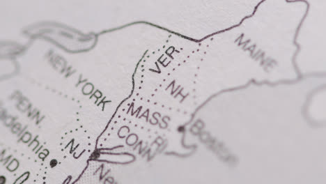 Primer-Plano-En-La-Página-Del-Atlas-O-Enciclopedia-Con-Mapa-De-Estados-Unidos-Que-Muestra-Los-Estados-De-Vermont,-New-Hampshire-Y-Massachusetts-1