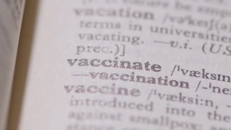 Nahaufnahme-Auf-Seite-Des-Wörterbuchs-Mit-Definition-Des-Wortes-Impfen