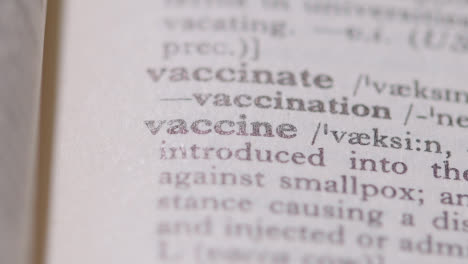 Nahaufnahme-Auf-Seite-Des-Wörterbuchs-Mit-Definition-Des-Wortes-Impfstoff