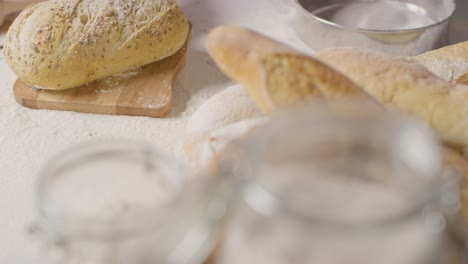 Frisch-Gebackenes-Brot-Wird-Auf-Eine-Mit-Mehl-Bedeckte-Küchenfläche-Gelegt