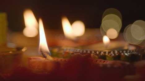 Nahaufnahme-Brennender-Lampen,-Die-Das-Fest-Von-Diwali-Feiern