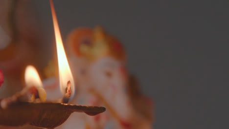 Primer-Plano-De-Lámparas-Encendidas-Y-Decoraciones-Que-Celebran-El-Festival-De-Diwali-1