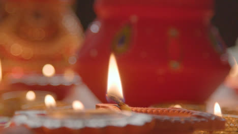 Nahaufnahme-Von-Brennenden-Lampen,-Die-Das-Fest-Von-Diwali-2-Feiern