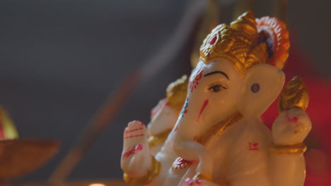 Nahaufnahme-Der-Statue-Von-Ganesh-Mit-Weihrauch,-Der-Das-Fest-Von-Diwali-Feiert