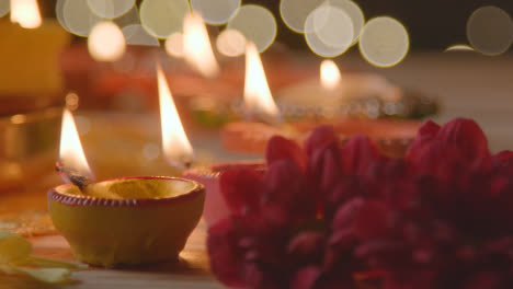 Nahaufnahme-Von-Brennenden-Lampen-Mit-Blumen,-Die-Das-Fest-Von-Diwali-Feiern