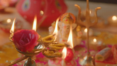 Person,-Die-Fünf-Dochtlampe-Mit-Dekorationen-Hält,-Die-Fest-Von-Diwali-Feiern