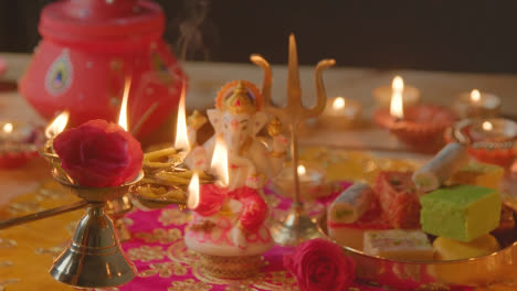 Person,-Die-Eine-Lampe-Mit-Fünf-Dochten-Mit-Dekorationen-Hält,-Die-Das-Fest-Von-Diwali-1-Feiern