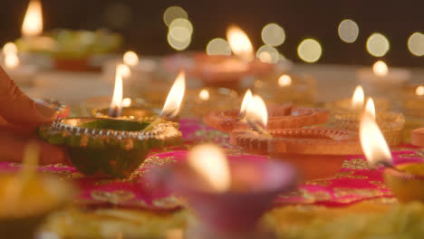 Persona-Sosteniendo-Una-Lámpara-Encendida-Celebrando-El-Festival-De-Diwali