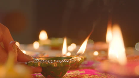 Persona-Sosteniendo-Una-Lámpara-Encendida-Celebrando-El-Festival-De-Diwali-1