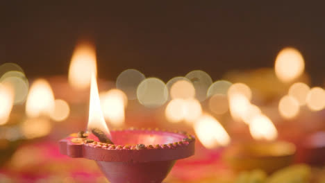 Nahaufnahme-Von-Brennenden-Lampen,-Die-Das-Fest-Von-Diwali-5-Feiern