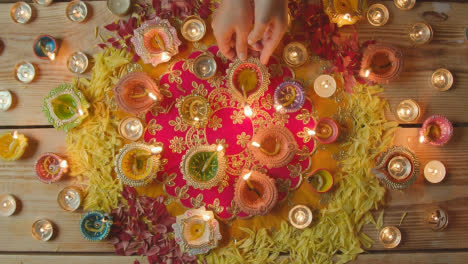 Überkopfaufnahme-Einer-Person,-Die-Eine-Brennende-Lampe-Hält,-Die-Das-Fest-Von-Diwali-1-Feiert