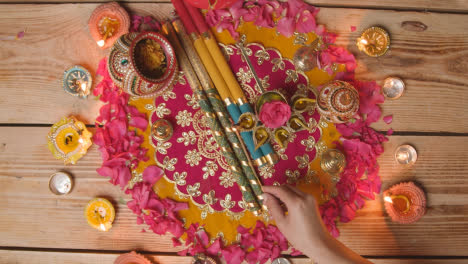 Overhead-Aufnahme-Einer-Person,-Die-Lampen-Anzündet,-Die-Das-Diwali-Fest-In-Der-Navratri-Szene-Feiern