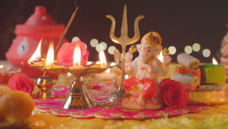 Lampe-Mit-Fünf-Dochten-Und-Ganesh-Statue-Auf-Einem-Geschmückten-Tisch,-Der-Das-Diwali-Fest-Feiert