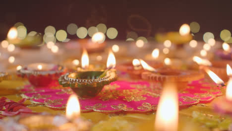 Brennende-Diya-lampen-Auf-Dem-Tisch-Dekoriert,-Um-Das-Fest-Von-Diwali-Zu-Feiern