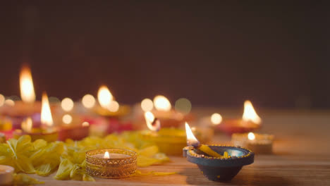 Brennende-Diya-Lampen-Auf-Einem-Tisch,-Der-Dekoriert-Ist,-Um-Das-Fest-Von-Diwali-2-Zu-Feiern