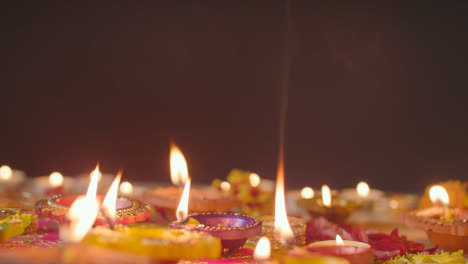 Brennende-Diya-Lampen-Auf-Einem-Tisch,-Der-Dekoriert-Ist,-Um-Das-Fest-Von-Diwali-3-Zu-Feiern