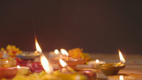 Brennende-Diya-Lampen-Auf-Einem-Tisch,-Der-Dekoriert-Ist,-Um-Das-Fest-Von-Diwali-4-Zu-Feiern