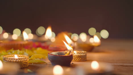 Brennende-Diya-Lampen-Auf-Einem-Tisch,-Der-Dekoriert-Ist,-Um-Das-Fest-Von-Diwali-5-Zu-Feiern