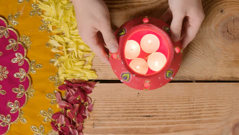 Tontopf-Mit-Lichtern,-Die-Zur-Feier-Der-Indischen-Hochzeit-Diwali-Oder-Navratri-Auf-Einem-Dekorierten-Tisch-Verwendet-Werden
