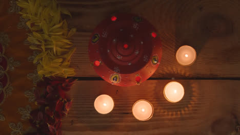 Tontopf-Mit-Teelichtern-Zur-Feier-Der-Indischen-Hochzeit-Diwali-Oder-Navratri-Auf-Einem-Dekorierten-Tisch