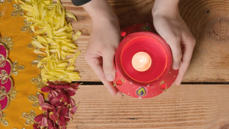 Tontopf-Mit-Lichtern,-Die-Zur-Feier-Der-Indischen-Hochzeit-Diwali-Oder-Navratri-Auf-Einem-Dekorierten-Tisch-Verwendet-Werden