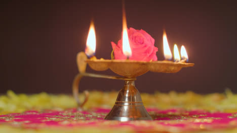 Stillleben-Mit-Fünf-Dochtlampen-Mit-Dekorationen,-Die-Das-Diwali-Fest-Feiern
