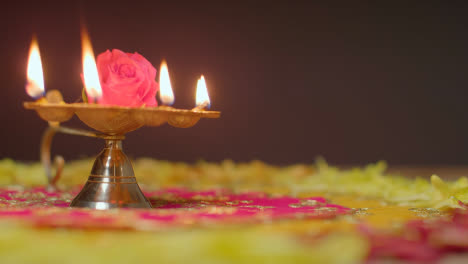 Stillleben-Mit-Fünf-Dochtlampen-Mit-Dekorationen,-Die-Das-Fest-Von-Diwali-1-Feiern