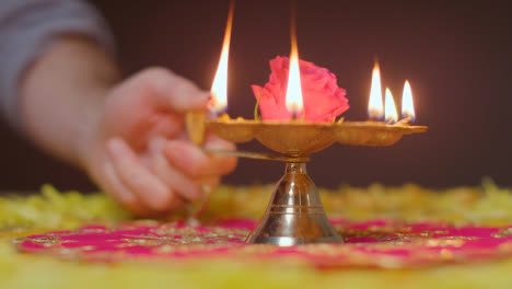 Hand-Mit-Fünf-Dochtlampe-Mit-Dekorationen,-Die-Das-Fest-Von-Diwali-Feiern