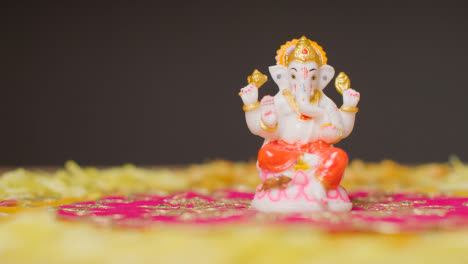 Estatua-De-Ganesh-En-La-Mesa-Decorada-Para-Celebrar-El-Festival-De-Diwali