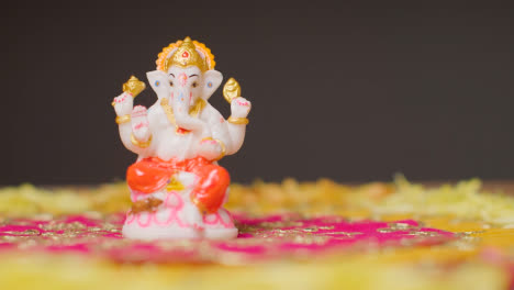 Ganesh-Statue-Auf-Einem-Tisch,-Der-Zum-Feiern-Des-1.-Diwali-Festes-Geschmückt-Ist