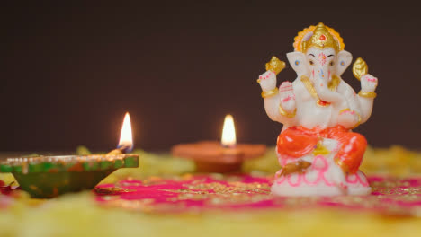 Estatua-De-Ganesh-En-La-Mesa-Decorada-Con-Lámparas-Diya-Para-Celebrar-El-Festival-De-Diwali-1