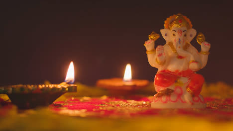 Estatua-De-Ganesh-En-La-Mesa-Decorada-Con-Lámparas-Diya-Para-Celebrar-El-Festival-De-Diwali-3