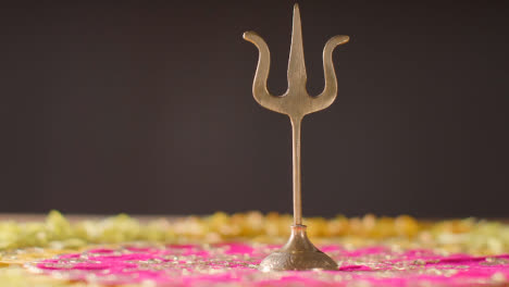 Metall-Trishula-Statue-Göttliches-Dreizack-Symbol-Des-Hinduismus-Auf-Dekoriertem-Tisch