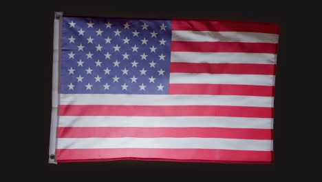 Studioaufnahme-Der-Flagge-Von-Amerika,-Die-Vor-Schwarzem-Hintergrund-Fliegt