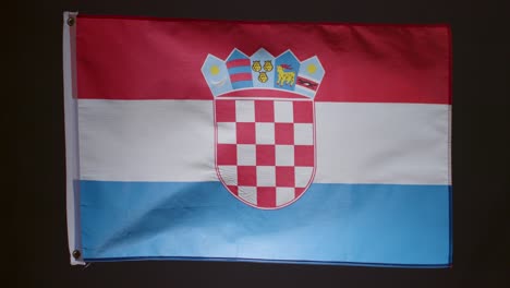 Foto-De-Estudio-De-La-Bandera-De-Croacia-Volando-Sobre-Fondo-Negro