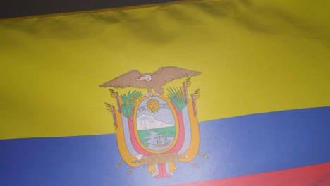 Nahaufnahme-Studioaufnahme-Der-Ecuadorianischen-Flagge-Fliegender-Füllrahmen
